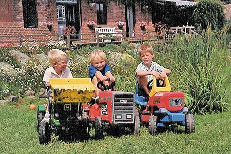 Kinder spielen mit Trecker